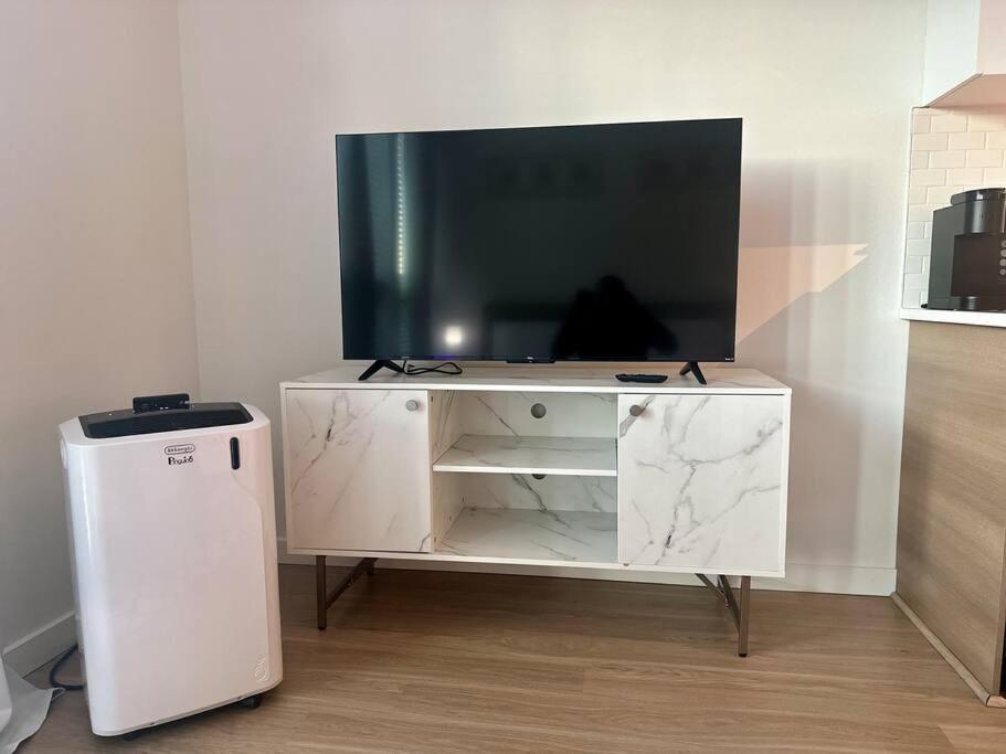 Modern Downtown Tacoma: King Suite with Netflix & Rooftop Exterior photo
