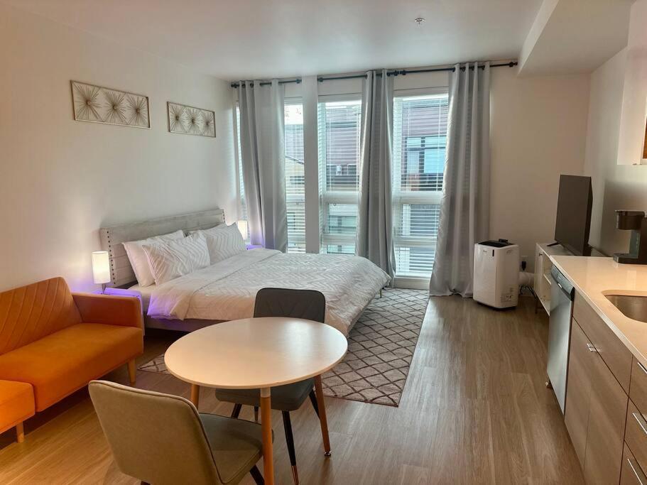 Modern Downtown Tacoma: King Suite with Netflix & Rooftop Exterior photo