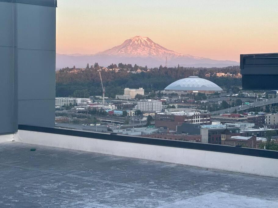 Modern Downtown Tacoma: King Suite with Netflix & Rooftop Exterior photo